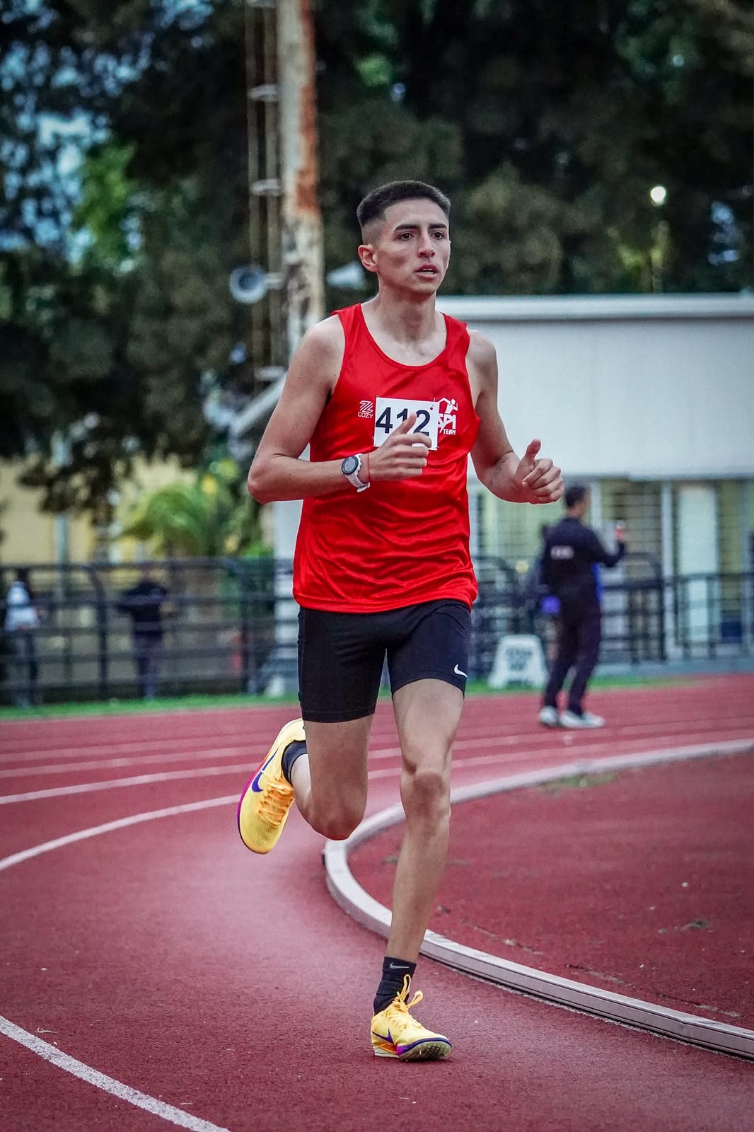 Atleta de Entrenamiento DZ compitiendo en pista