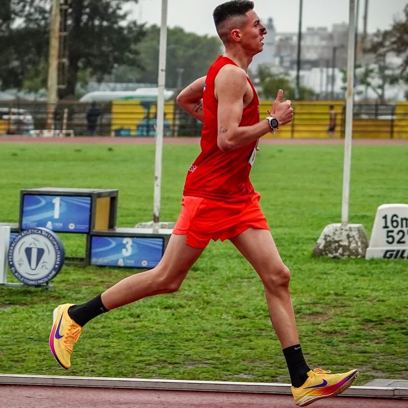 Isaías Di Zinno corriendo en pista